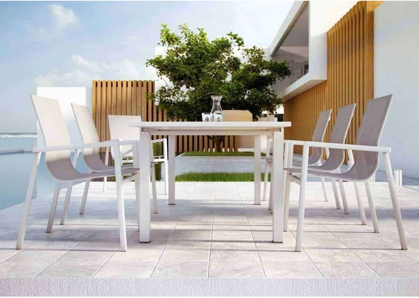 Stół ogrodowy aluminiowy – funkcjonalny mebel na taras i balkon