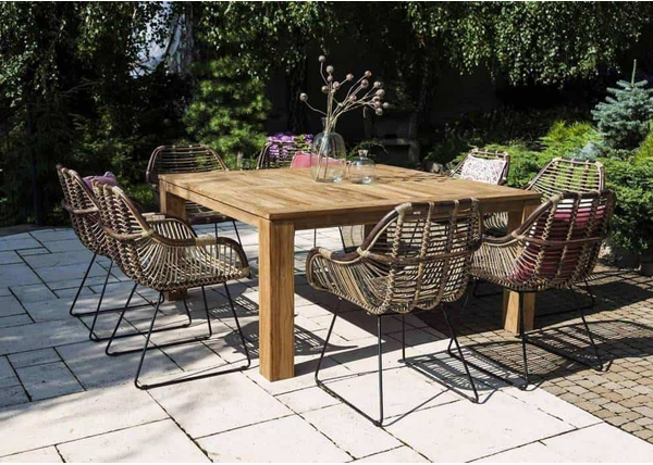 Stół ogrodowy kwadratowy – znajdź model do swojego ogrodu