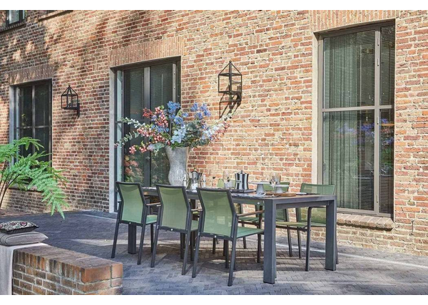 Stół ogrodowy rozsuwany – ciesz się latem z najbliższymi!