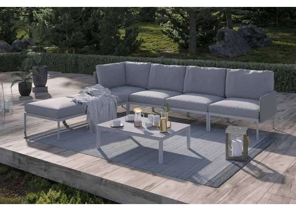 Stoliczki ogrodowe – niewielkie meble niezbędne na tarasie i balkonie