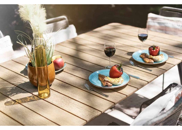 Stolik na zewnątrz – zaaranżuj z nami słoneczny kącik kawowy!