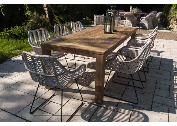 Teakowe meble ogrodowe – solidne meble na lata