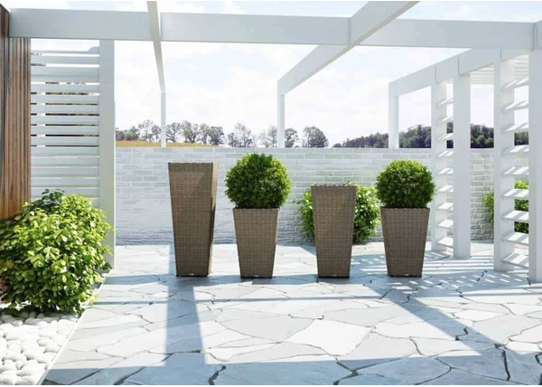 Wysokie donice przed domem – efektowna dekoracja do każdego ogrodu