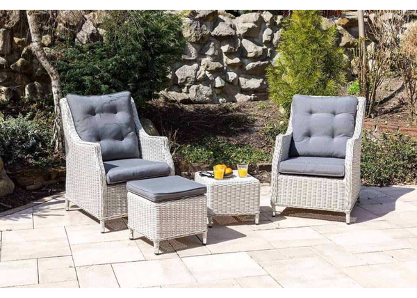 Zestaw ogrodowy 2-osobowy – praktyczne rozwiązania na mały taras