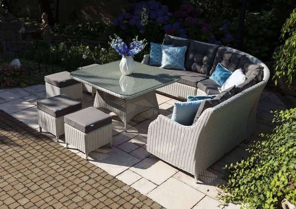 Sofa ogrodowa 4-osobowa – relaks w królewskim stylu