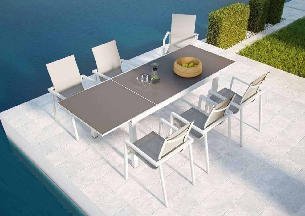 Metalowy stół ogrodowy – wytrzymały mebel na nowoczesny taras 