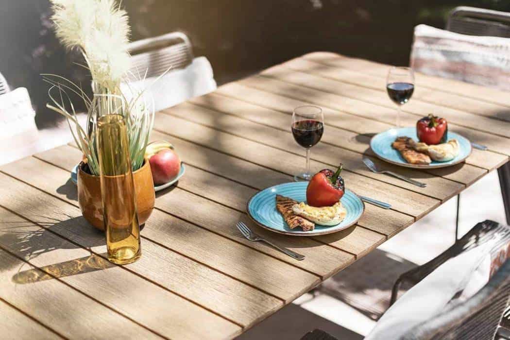 Meble ogrodowe z wysokim stołem – ciesz się latem z najbliższymi!