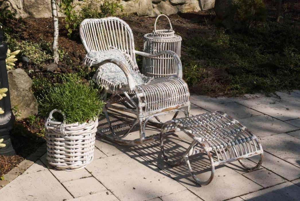 Fotel ogrodowy z poduszką – podaruj sobie odrobinę przyjemności
