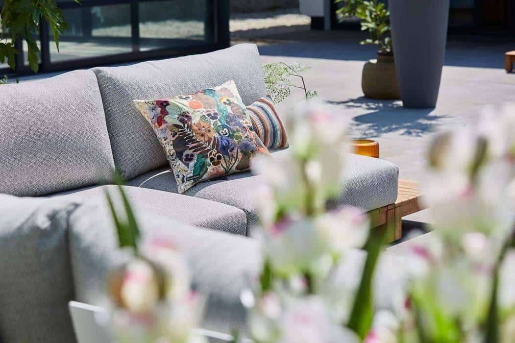 Meble ogrodowe – kanapa w modnej aranżacji