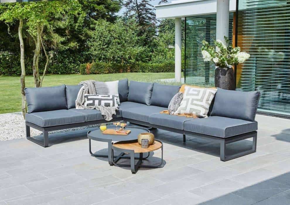 Sofa narożna ogrodowa – technorattan czy aluminium?