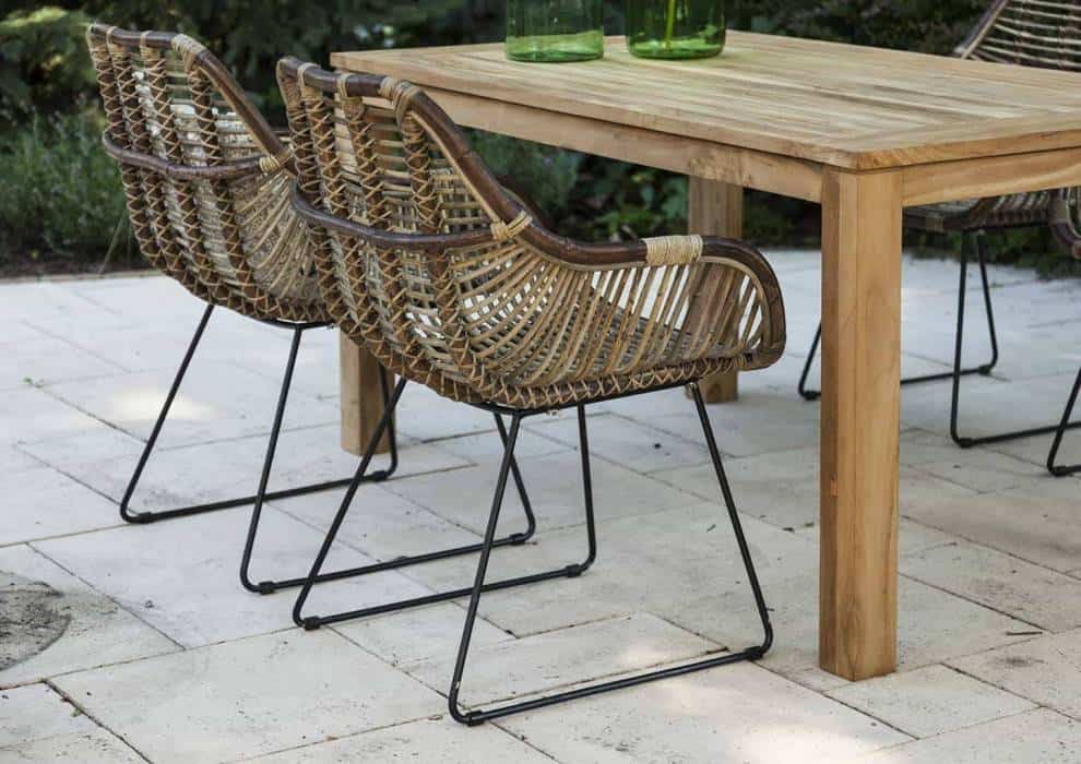 Stół ogrodowy drewniany – mebel, który nigdy nie wychodzi z mody 