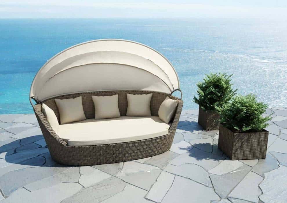 Łóżko ogrodowe z baldachimem – oddaj się relaksowi