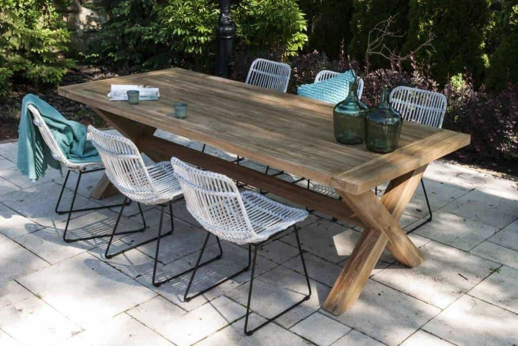 Stół i krzesła ogrodowe rattanowe – bądź bliżej natury! 