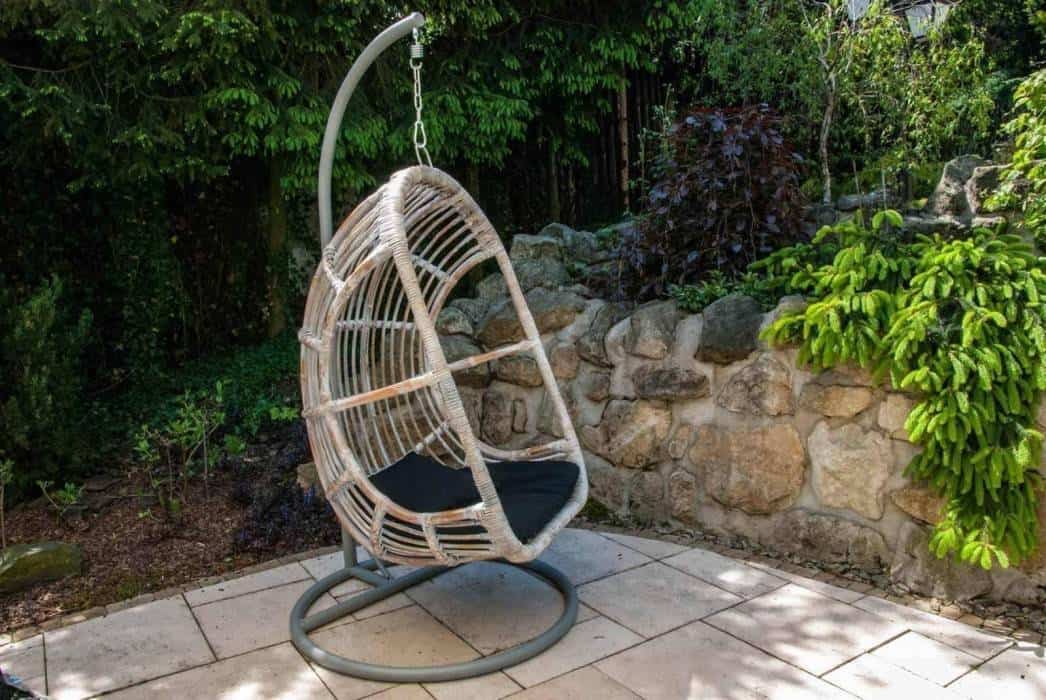 Krzesło bujane ogrodowe – zafunduj sobie relaks!