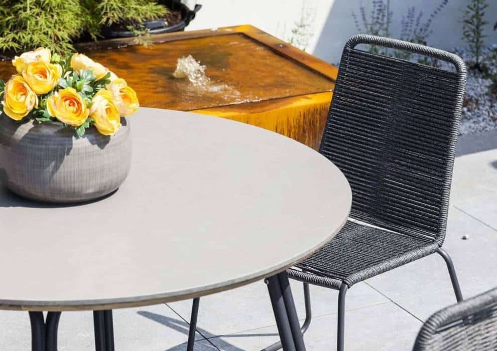 Stół ogrodowy szary – modne wyposażenie do zewnętrznej jadalni