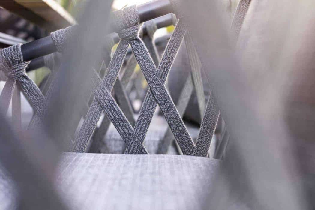 Krzesło sznurkowe – modny akcent w ogrodzie