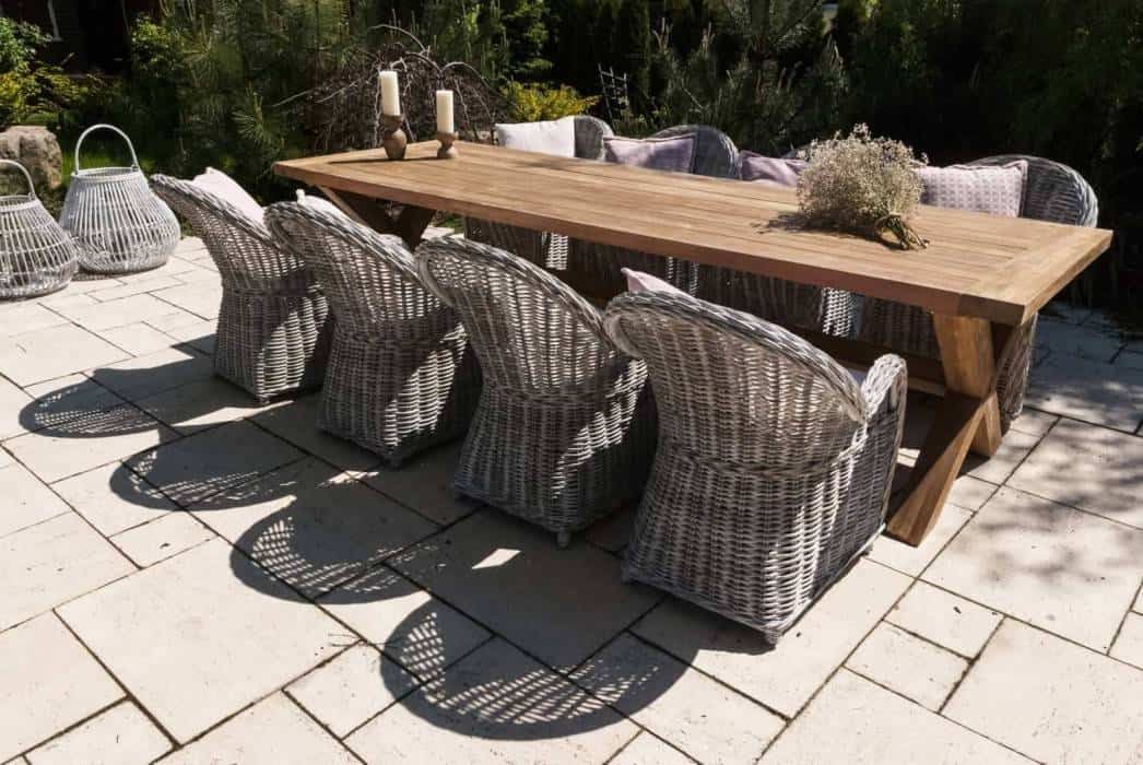 Drewniany stół z krzesłami do ogrodu – praktyczne wyposażenie na taras 