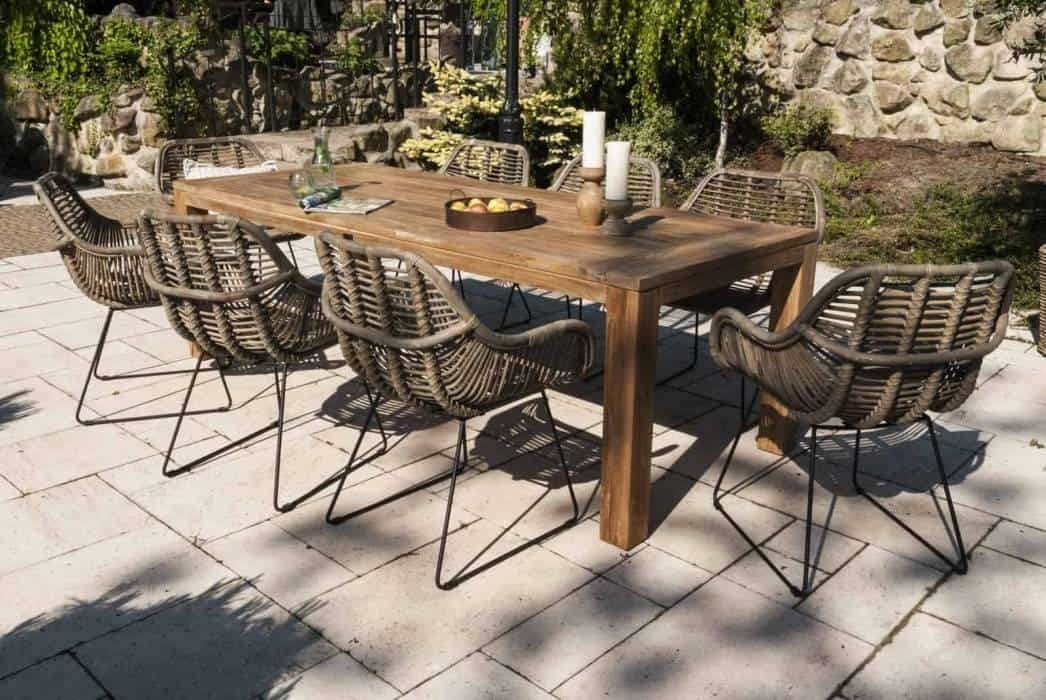 Drewniany stół z krzesłami do ogrodu – praktyczne wyposażenie na taras 