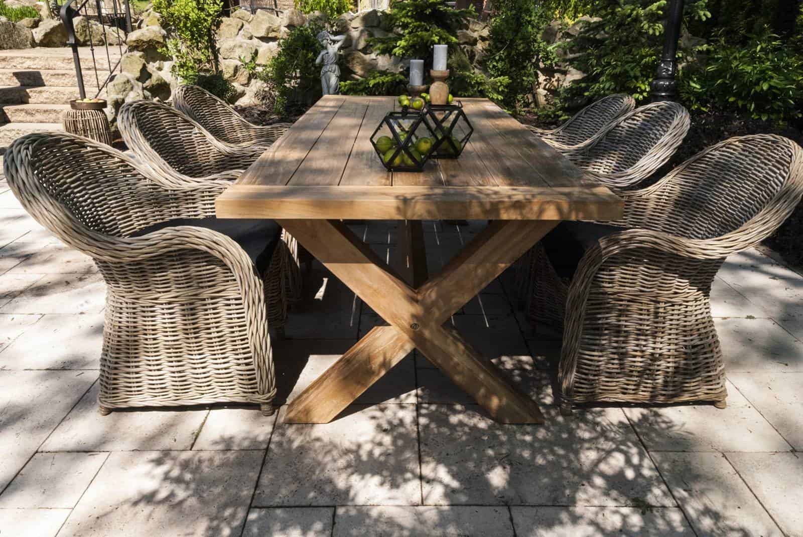 teakowe meble ogrodowe - stół ogrodowy Lyon