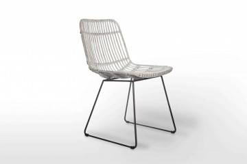 designerskie meble do ogrodu: Krzesło rattanowe DINAN białe przecierane